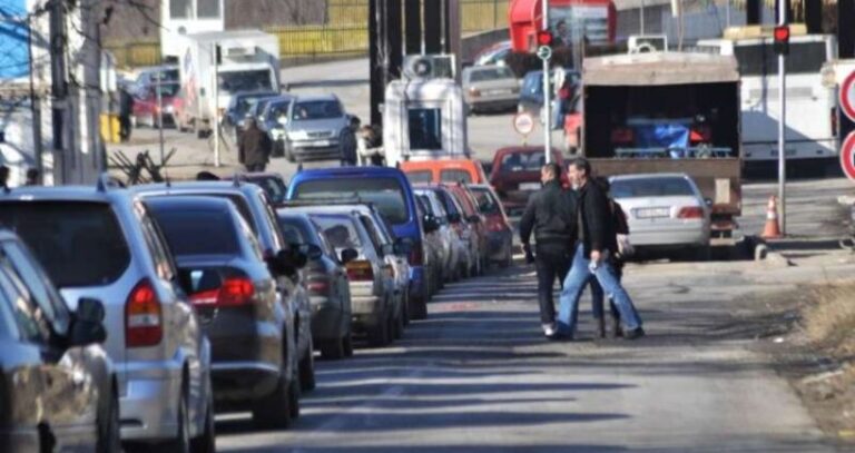 Kolona mbi 1 kilometër, ja sa gjatë po presin mërgimtarët për të hyrë në Kosovë