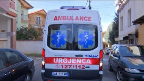 19 vjeçarja franceze lind foshnjën e saj në ambulancë! Fëmija do të transportohet drejt Tiranës, ja arsyeja