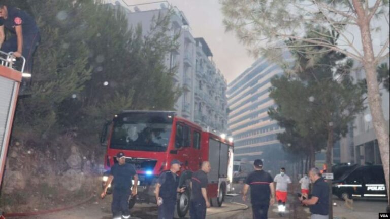 Evakuohen banorët, zjarret në Shëngjin rrezikojnë banesa dhe biznese