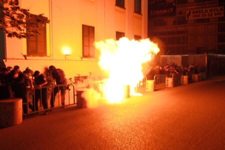 FOTO+VIDEO/ Pas kryeministrisë, protestuesit hedhin molotov edhe para bashkisë, i vendosin zjarrin