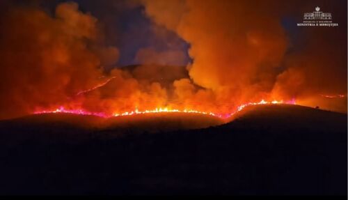 VIDEO/ Zjarre “gllabëruese” në fshatrat e Dropullit, ministri Peleshi: Një helikopter dhe 30 efektivë të riorganizuar për shuarjen e flakëve