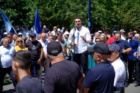 “Ilir Beqaj u arrestua me një show të turpshëm”- Këlliçi njofton për protestën e radhës, ja kur do të zhvillohet: Do të vijojmë kauzën tonë derisa grupi i strukturuar kriminal të shkojë para drejtësisë