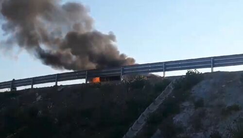 Përfshihet nga flakët makina në autostradën Thumanë-Kashar, nuk ka persona të lënduar