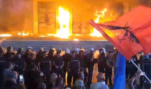 Protesta e opozitës/ Procedohen penalisht 8 persona pasi hodhën flakadanë e molotovë në drejtim të Kryeministrisë