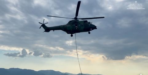 Zjarret në fshatin Balgjaj në Klos, dërgohet në ndihmë të forcave zjarrfikëse helikopteri Cougar, ministri Peleshi: Era e fortë dhe terreni malor e kanë bërë punën të vështirë