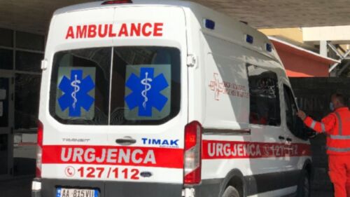 E rëndë në Shkodër, automjeti përplas 11 vjeçaren që po lëvizte në rrugë, e mitura dërgohet në spital