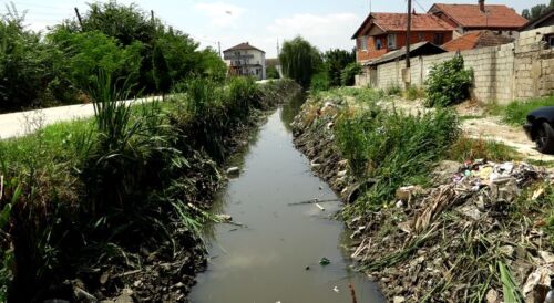 8 vjet nga përmbytjet në Hasabeg, banorët vazhdojnë të përballen me kanal të papastruar dhe rrugë të paasfaltuara