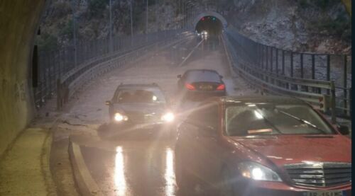 FOTO/ Reshjet e dendura të shiut përmbytin urën e lartë të rrugës së Arbrit! Ja si paraqitet situata në bajpasin e Murrizit dhe në zonën e Xibrit