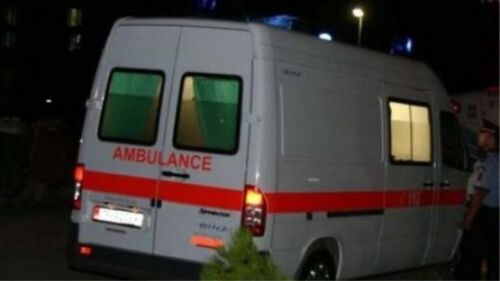 U gjend pa ndjenja pranë banesës, 65 vjeçari ndërron jetë rrugës për në spital! Detajet e para