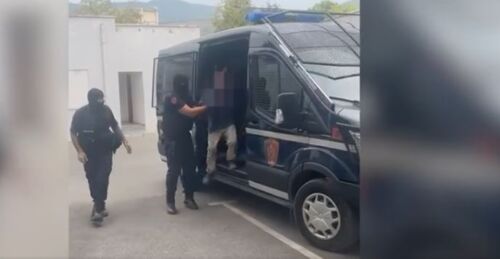 Me motomjet pa targa dhe i armatosur po kërkonte kushëririn për ta vrarë! Si u parandalua krimi, arrestohet 53-vjeçari