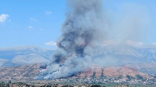 Zjarr masiv në Finiq, në rrezik banesat pranë