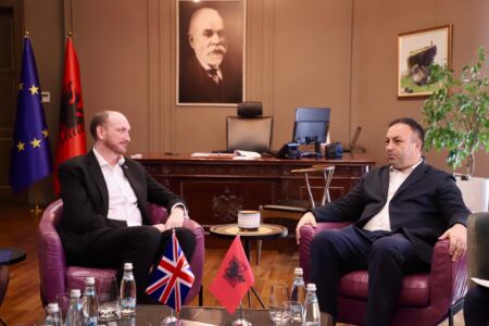 Ministri i Brendshëm takim me ambasadorin britanik/ Hoxha: Presim të vijojmë bashkëpunimin dhe forcojmë partneritetin strategjik mes dy vendeve