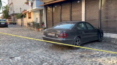 Përfshihet nga flakët automjeti i parkuar në Korçë, mbërrijnë në vendngjarje zjarrfikësja dhe policia! Detajet e para