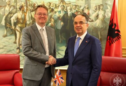 “Një kapitull i ri”- Ambasadori i ri britanik në Shqipëri, Nick Abbott, merr zyrtarisht detyrën