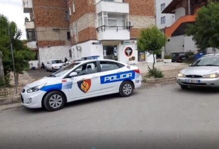 EMRAT/ Tentoi të djegë me benzinë bashkëshorten, policia në ndjekie të 45 vjeçarit në Korçë! 31- vjeçarja transportohet drejt Tiranës