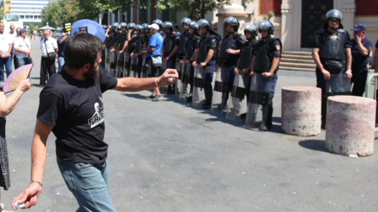 Protesta e opozitës para bashkisë së Tiranës, bllokohen disa rrugë