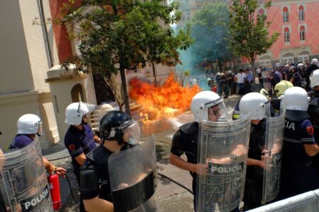 Protesta e opozitës para bashkisë, policia njofton bllokimin e disa segmenteve rrugore