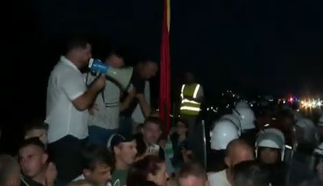 Tubimi në autostradën Thumanë-Kashar, banorët përplasen me policinë, përdoret gaz lotsjellës për të shpërndarë protestuesit