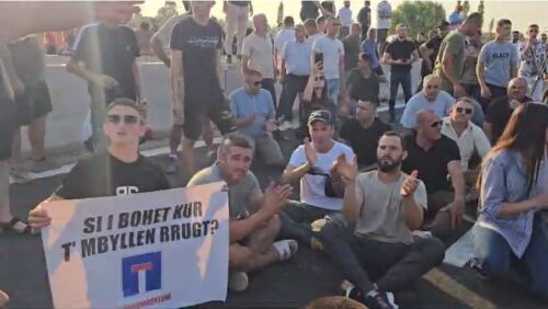 “Ali Baba me 15 hajdutë, as rrugë nuk jep!” -Bllokohet autostrada Thumanë-Kashar, protestuesit ulën mes rrugës