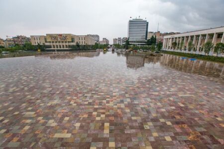 I vodhën celularët turistit në ‘Sheshin Skëndërbej’, arrestohen dy autorët