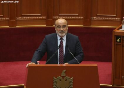 “Ka përfituar miliona lekë nga buxheti i shtetit përmes kompanive të tij private”- PD kërkesë në Kuvend për heqjen e mandatit të deputetit të PS, Vullnet Sina