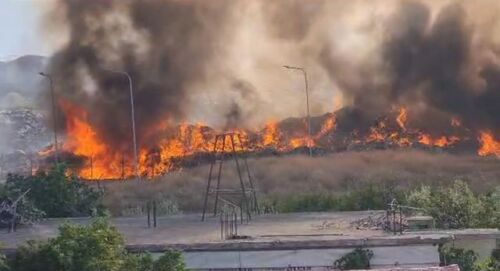 Fshati Frakull e Vogël përfshihet nga flakët, digjen mbi 30 ha kullota dhe pemëtari! Banorët kërkojnë ndërhyrje nga ajri pasi u rrezikohen banesat nga përhapja e shpejtë e zjarrit