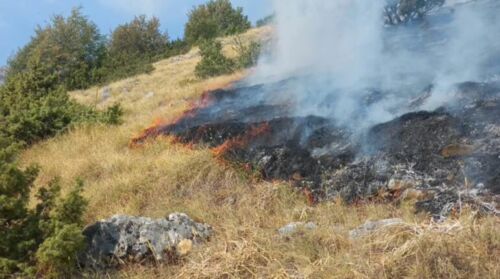 Situata me zjarret në Malin e Thatë në Korçë, prefekti i qarkut publikon videon: Nis ndërhyrja me helikopter nga ajri