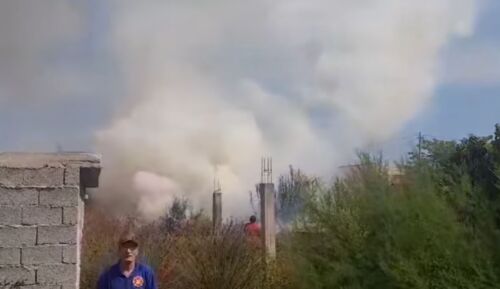 Zona pranë paraburgimit në Vlorë e përfshirë nga flakët masive, rrezikohen banesat aty pranë