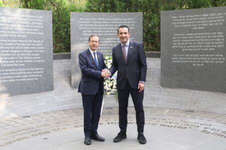 Kryebashkiaku Veliaj dhe presidenti i izraelit vizitë në Memorialin e Holokaustit/ Isaac Herzog: Falenderoj kombin shqiptar, vendi juaj na dëshmon se paqja mes njerëzve është e mundur