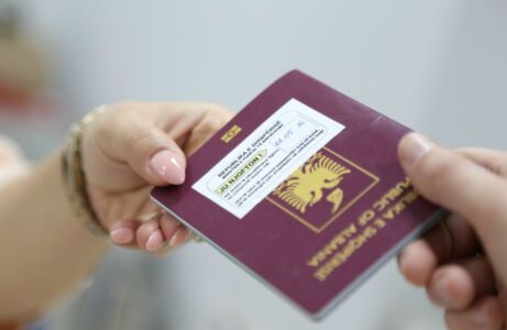 Ndryshojnë rregullat për të marrë pasaportën shqiptare, çfarë parashikon drafti! Ja sa vite duhet të jetojnë apo punojnë huajt nga BE dhe SHBA në vendin tonë për t’u bërë shtetas të përhershëm