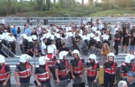 Sërish protestë në autostradën Thumanë-Kashar! Banorët kërkojnë hyrje-dalje, ja çfarë premtimi u ka bërë kryetari i Bashkisë Krujë