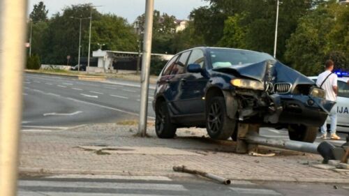 Aksident trafiku në Shkup, një makinë me shpejtësi të madhe godet shenjën e komunikacionit