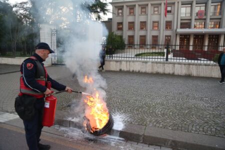 FOTOLAJM/ Tubimi i opozitës! Demokratët djegin një gomë para Parlamentit, forcat e policisë në gatishmëri