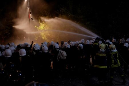 U plagosën gjatë protestës, Ministri i Brendshëm dhe drejtori i Përgjithshëm i Policisë vizitojnë te Trauma efektivët e lënduar