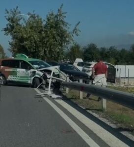 Aksident në Rinas, taksia përplaset me një makinë tjetër (FOTO)