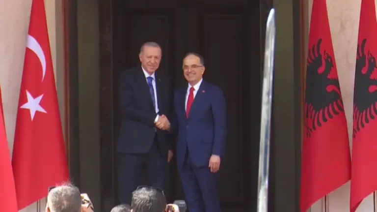 Presidenti Erdoğan fillon vizitën në Shqipëri, pritet me ceremoni nga Begaj