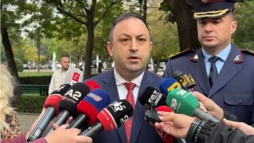 Pretendimi i demokratëve se efektivi tregoi pistoletën përgjatë tubimit, ministri Hoxha: Keqardhje për deputetët e opozitës! Policët nuk ishin të pajisur me armë zjarri