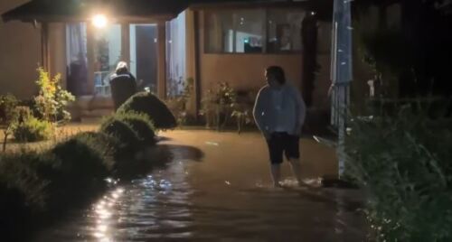 Përmbytet sërish Lezha nga reshjet e dendura të shiut! Bllokohen rrugët dhe rrezikohen banesat, ja si paraqitet gjendja