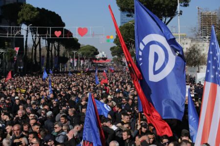 Opozita sot në protestë! Qindra qytetarë nga rrethet nisen drejt Tiranës për t’ju bashkuar demokratëve