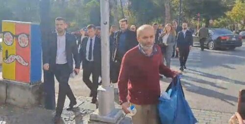 VIDEO/ Hodhi vezë dhe kos drejt Fredi Belerit, qytetari: Ky ka vrarë gjithë ata njerëz, duhet të ishte në burg