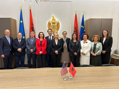 E Ngarkuara me Punë e Ambasadës amerikane në Tiranë, Nancy VanHorn, takim me gjyqtarët e Gjykatës Kushtetuese! Ja fokusi i diskutimeve