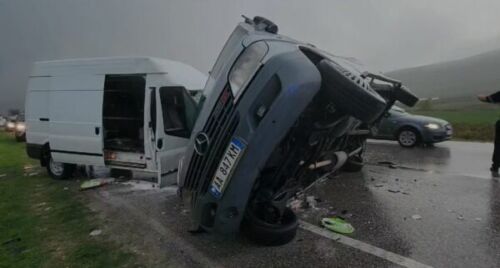 FOTO/ Aksident në aksin Levan-Tepelenë! Përplaset furgoni me një automjet tjetër, plagosen 6 persona