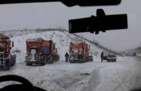 Evakuohen banorët e fshatit Leunovë të bllokuar nga stuhia e dëborës