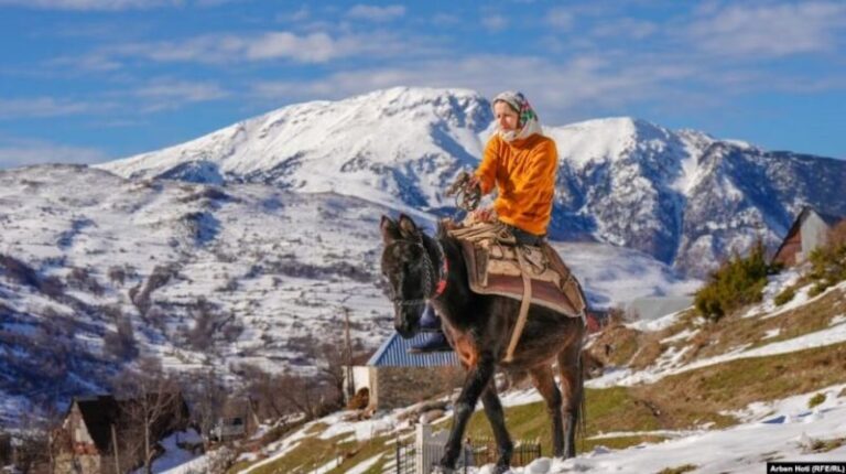 Fshatrat shqiptare më keq se në Mesjetë: Historia e fotos fituese të REL