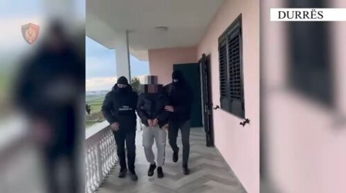 Video/ I shpallur në kërkim ndërkombëtar nga Spanja për organizatë kriminale, arrestohet me qëllim ekstradimi 28 vjeçari në Durrës