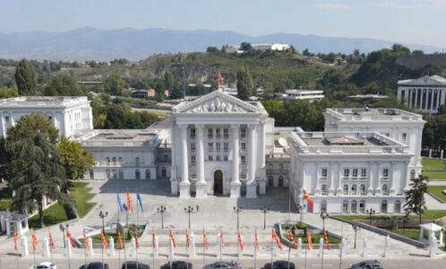 Akuzë ndaj katër personave për keqpërdorimet në lidhje me fasadën dhe ndriçimin e objektit të qeverisë