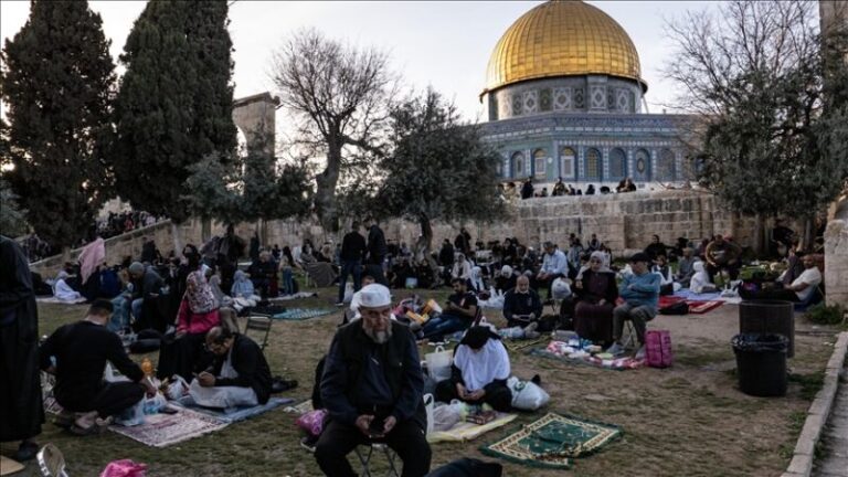 Palestinezët që kanë hyrë në itikaf në xhaminë Al-Aksa luten për Gazën