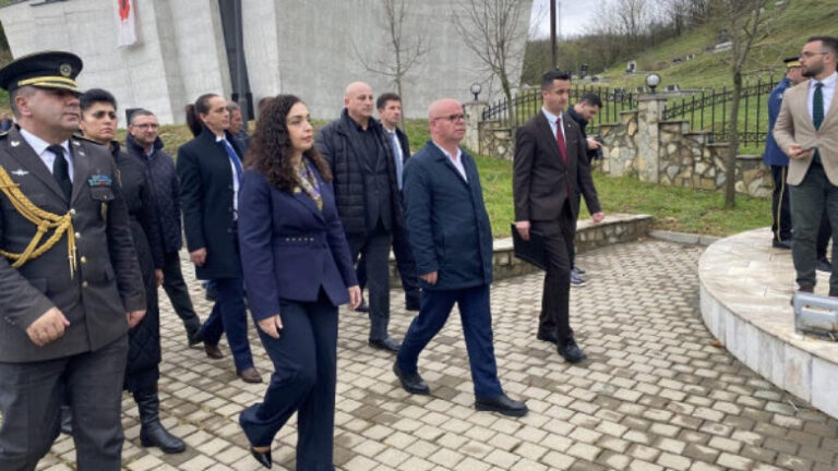 Osmani nderon me homazhe dëshmorët dhe martirët e Krushës së Madhe