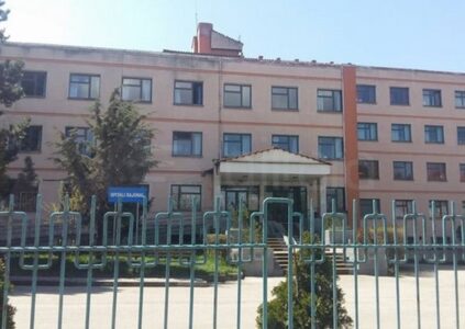 Roja i dehur bën “skandal” në spitalin e Korçës! Hyn në pavionin e sanatoriumit dhe ofendon pacientët! Godet familjarin e njërit prej të sëmurëve