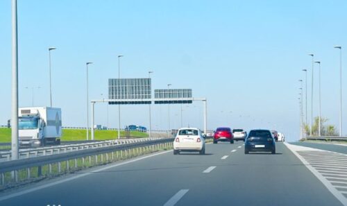 Trafiku në rrugët shtetërore po zhvillohet pa probleme në rrugë të thata